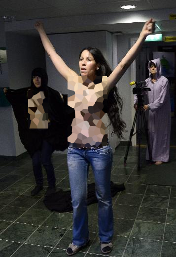 FEMEN'ler bu kez camide soyundu