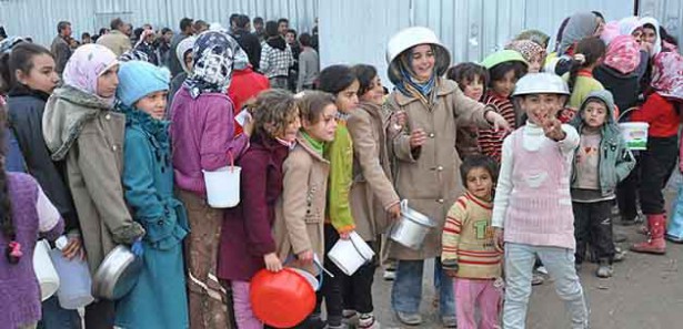 'Bir Ekmek Bir Battaniye' ile ayakta duruyorlar 