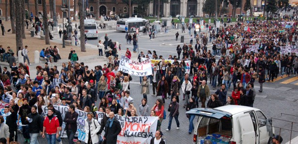 İtalya'da öğrencilerden hükümete protesto 