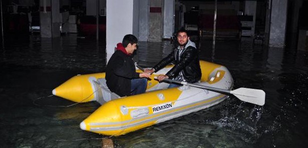 İş yerlerine botla girebildiler 