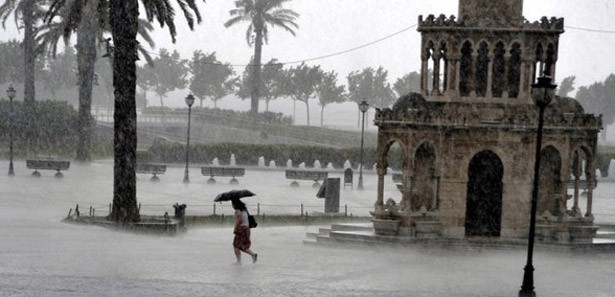 İzmir'de 1. Kordon nehre döndü 