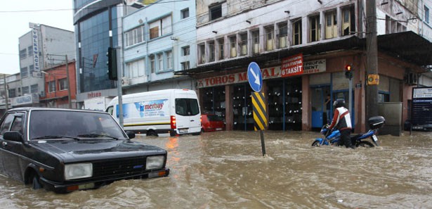 İzmir'de uçak bile yağışta rota değiştirdi 