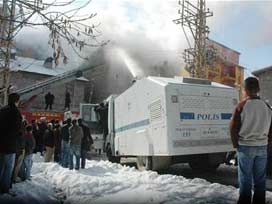 3 katlı binada çıkan yangın polis aracıyla söndürüldü 