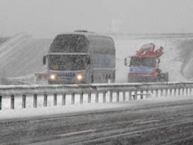 AÜmasya'da kar ulaşımı olumsuz etkiliyor 