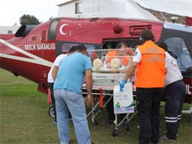 Ambulans helikopter 'su' bebek için havalandı 