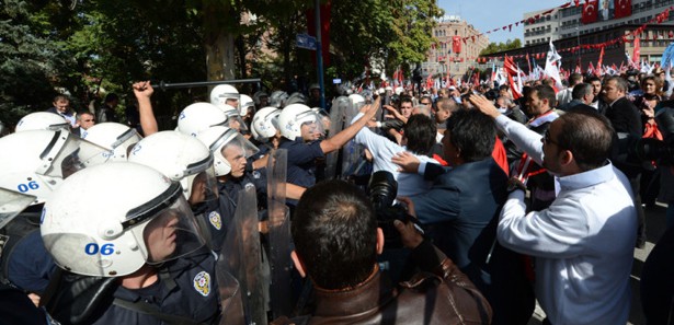 Ankara'da polis ve göstericiler arasında arbede 