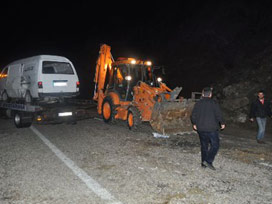 Aracın üzerine kaya düştü: 4 yaralı 