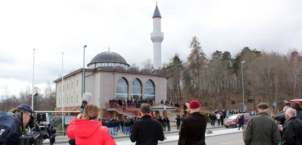 Avrupa'da ilk kez minareden ezan okundu 