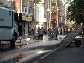 BDP yürüyüşünde polise ses bombası 