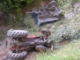 Balıkesir'de traktör devrildi: 2 ölü 