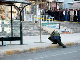 Başbakanlık yakınına bırakılan şüpheli çanta korkuttu 