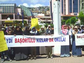 Başörtüsü kararına, Danıştay önünde protesto 