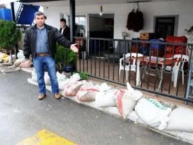 Bodrumluları şaşırtan kum torbaları! 