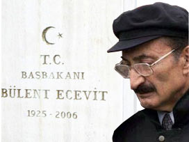 Bülent Ecevit, kabri başında anıldı 