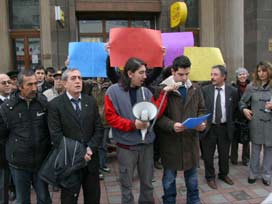 CHP'li gençler ulaşım zammını protesto etti 