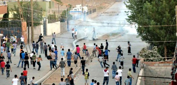 Cizre'de göstericilerle polis çatıştı 