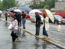 Didim'de yağmur nedeniyle işyerlerini su bastı 