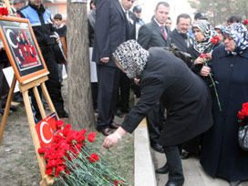 Diyarbakır Gaffar Okkan'ı gözyaşlarıyla andı 