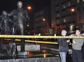 Diyarbakır'da Atatürk büstünü yaktılar! 