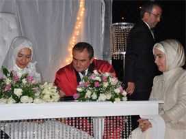 Erdoğan'ın eşi ve kızı nikah şahidi oldu 