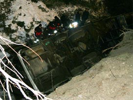 Erzurum'da yolcu otobüsü devrildi: 17 yaralı 