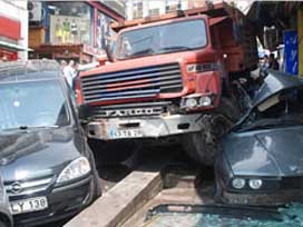 Freni boşalan kamyon otomobilin üzerine devrildi 