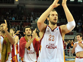 Galatasaray Cafe Crown evinde galip 