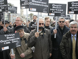 Gazeteci tutuklamalarına İzmir'de protesto/ 