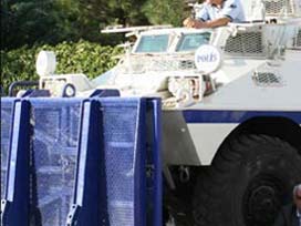 Hakkari'de panzer devrildi: 2 polis yaralı 