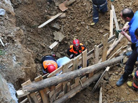 Hakkari'de toprak ev çöktü 