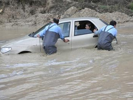 Hamile kadın selde mahsur kaldı 