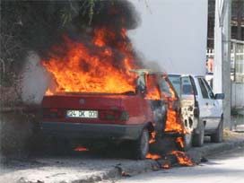 Isınmak için girdiği otomobilde yandı 