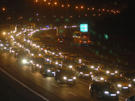 İstanbul'a dönüş trafiğinde yoğunluk var 