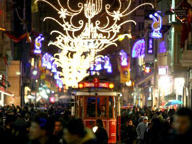 İstiklal Caddesi yılbaşına hazırlanıyor 