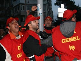 İzmir'de zincirli protesto 