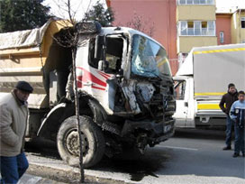 Kamyon bu kez terör krokilerine çaptı 