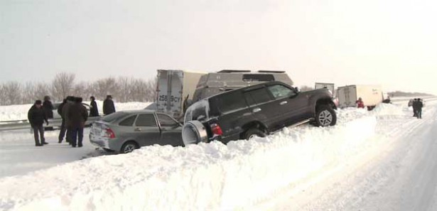 Kazakistan'da trafik kazası:20 araç birbirine girdi 