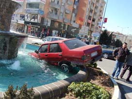 Kontrolden çıkan araç süs havuzuna girdi 