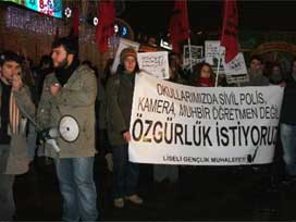 Liseli öğrenciler bakanlığı protesto etti 