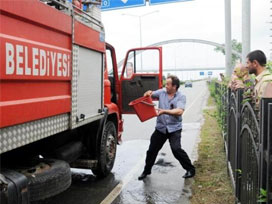 Mahsur kalan itfaiye aracının itfaiyeciler kurtardı 