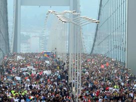 Maratoncular köprüyü böyle salladı - 