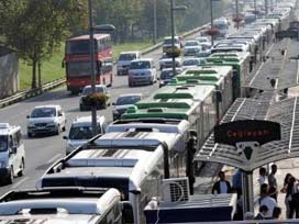 Metrobüs durağında bıçaklı kavga 