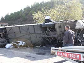 Otobüs otomobille çarpıştı: 3 ölü, 17 yaralı 