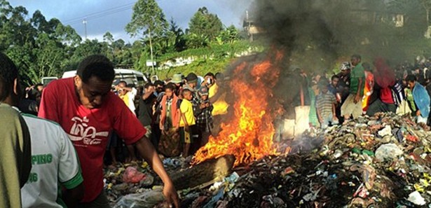 Papua Yeni Gine'de orta çağ vahşeti: Diri diri yaktılar 