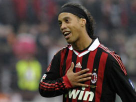 Ronaldinho Milan'da kalacak 