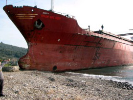 Samsun'da kuru yük gemisi karaya oturdu. 