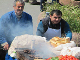 Seyyar satıcılar, çifte bayram yaptı 