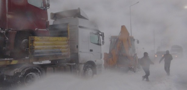 Sivas'ta kar ve tipi ulaşımı durdurdu 