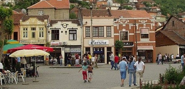 Türk kolejine arsa veren başkana çağrı 