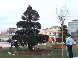 Taksim yılbaşı için süsleniyor 